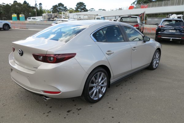 2025 Mazda 3 G20 Evolve Sedan SKYACTIV-Drive 6sp 2.0i - Image 2